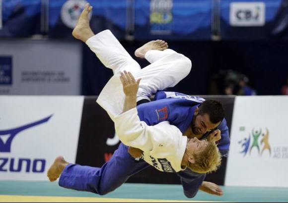 Reuters - Se realiza en Brasil el Mundial de Judo. Ilias Iliadis de Greece (azul) compite contra Joakim Dvarby de Suecia