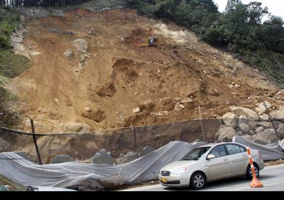 Manuel Saldarriaga - Kil&#243;metro 13,3. Trabajos en estabilizaci&#243;n de un talud, provocando un movimiento de tierra. Descenso restringido a un solo carril.
