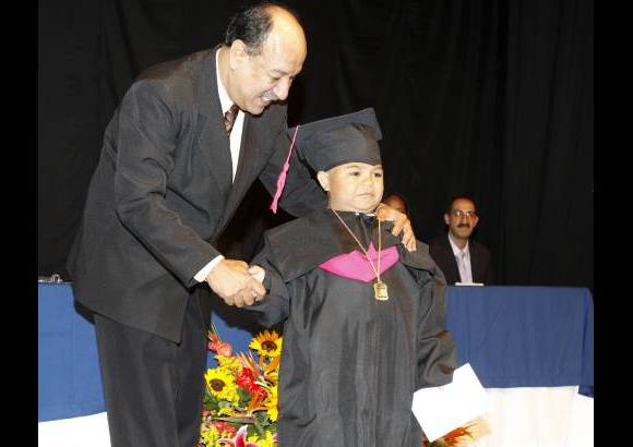 Foto Hernán Vanegas - Con su diploma, la medalla al mérito y la beca, Luz Elena regresó a su casa, en el Doce de Octubre, esperando un buen futuro para su nieto.