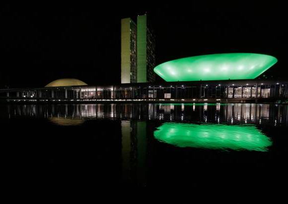 AP - El edificio del Congreso Nacional de Brasil está decorado con luces verdes y amarillas, los colores de la selección naciona, en honor a la Copa Mundial de la Fifa, que se inaugura este 12 de junio con el partido Brasil-Croacia en Sao Paulo.