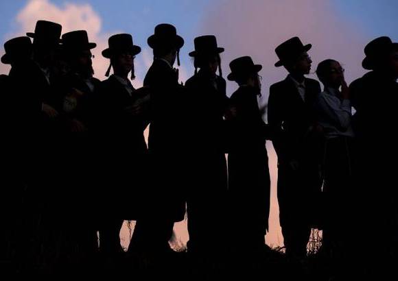 AFP - Ritual de Tashlij de Ultra-ortodoxos Judios en la ciudad de Ramat Gan, cerca de Tel Aviv, Israel.