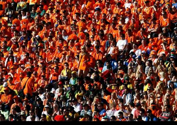 Reuters - El color naranja fue el protagonista del noveno encuentro del Mundial 2010, el partido que disputaron las selecciones de Holanda y Dinamarca.