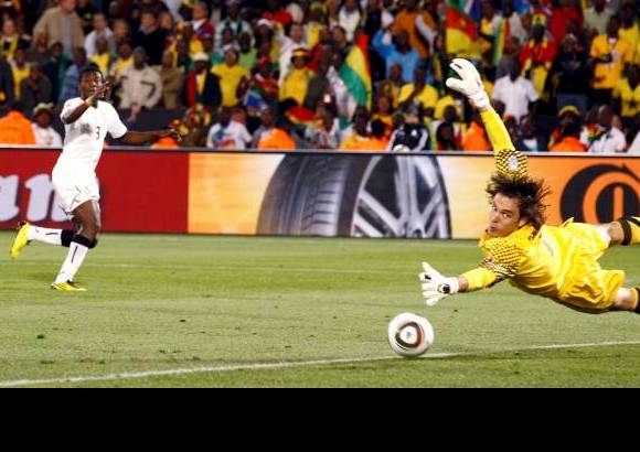 Reuters - Ghana supo aprovechar la superioridad num&#233;rica y su insistencia encontr&#243; premio con un gol de penal de Asamoah Gyan a cinco minutos del final al derrotar 1-0 a Serbia por el Grupo D.