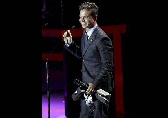 COLPRENSA - Este antioque&#241;o se convirti&#243; en el gran triunfador de la noche al llevarse dos premios m&#225;s como Mejor artista o agrupaci&#243;n urbana y agrupaci&#243;n del a&#241;o, quien sorprendido por todos sus galardones solo atin&#243; a decir &quot;no me lo creo&quot; y aprovech&#243; para dedicarle sus triunfos a los enfermos con c&#225;ncer.