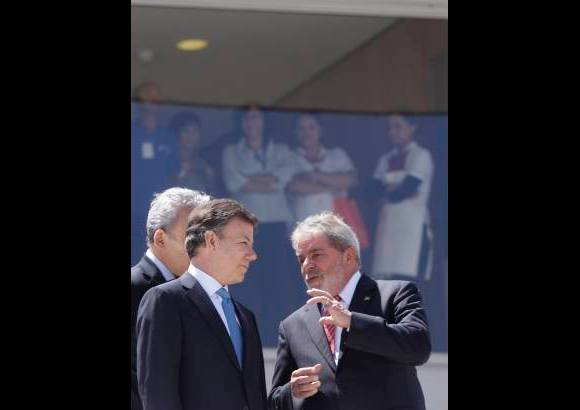 Reuters - Lula recibió a Santos con un afectuoso abrazo en lo alto de una rampa que conduce al interior del Palacio presidencial de Planalto.