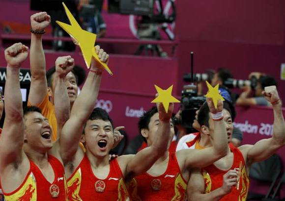 Reuters - El equipo de gimnasia Chino celebra su victoria en la final por equipos masculina.
