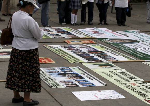 - La arenga rezaba &quot;los queremos vivos, libre y en paz&quot;.