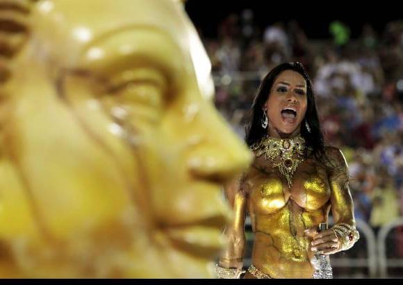 Reuters - La escuela Porto da Pedra se rob&#243; el show en el primer d&#237;a del Carnaval de R&#237;o de Janeiro.