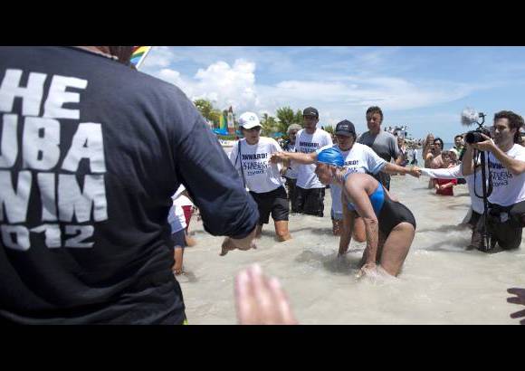 AP - &quot;Estoy por nadar mis &#250;ltimas dos millas en el mar&quot;, dijo Nyad a su equipo de 35 miembros personas antes de la aventura, seg&#250;n su sitio de internet. &quot;Este he sido un sue&#241;o de toda la vida, y estoy muy, muy contenta de estar con ustedes&quot;.