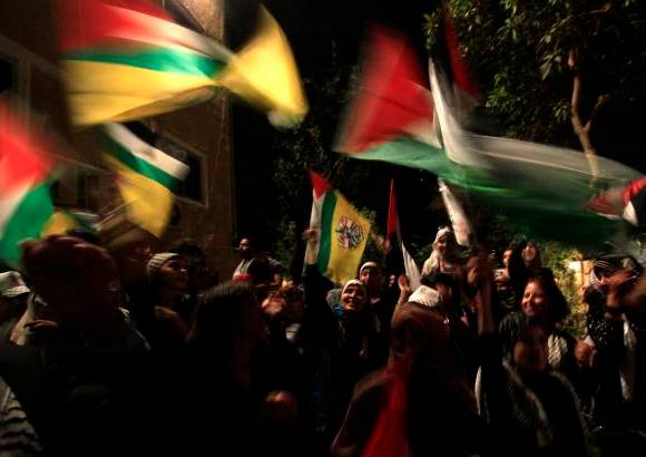 AP - &quot;Comienza la d&#233;cada de Palestina como Estado soberano&quot;, rezaba una pancarta, en una plaza repleta de un p&#250;blico mayoritariamente masculino pero en el que tambi&#233;n abundaban familias, con padres cargando en los hombros a ni&#241;os ataviados con kufiyas (pa&#241;uelo tradicional &#225;rabe) y portando peque&#241;as banderas.