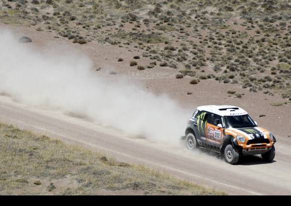 Reuters - Desiertos y caminos exigentes ponen a prueba de la pericia de los pilotos y sus ayudantes.