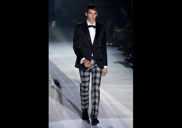 AP - Gucci combina en su nueva colecci&#243;n el clasicismo brit&#225;nico de los a&#241;os 60 y 70 con ciertos toques exc&#233;ntricos y juveniles.