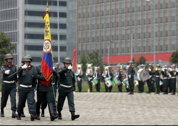 Mauricio Alvarado, Colprensa - Con la medalla Servicios Distinguidos a las Fuerzas Militares de Colombia fueron condecorados varios oficiales de insignia, oficiales superiores, oficiales subalternos, suboficiales y civiles.