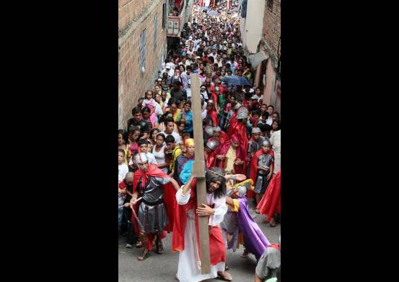Manuel Saldarriaga - En sectores como en el barrio Moravia, esta celebración religiosa se realizó con actores, en vivo, que llamaron la atención de los habitantes y que los hicieron experimentar con más dramatismo los sucesos bíblicos.