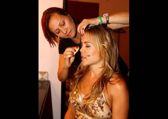 EL COLOMBIANO - Natalia París en plena sesión de maquillaje antes de la entrevista.