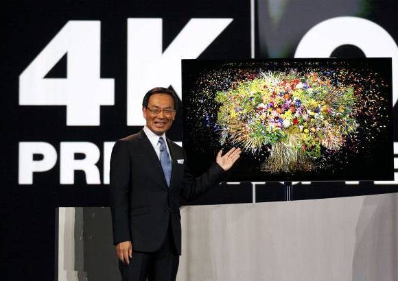 Foto Reuters - El director de Panasonic, Kazuhiro Tsuga, muestra el nuevo TV de 56 pulgadas.