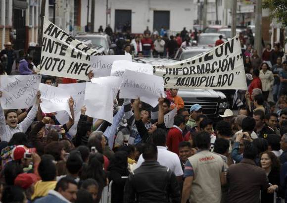 Reuters - Antes de que votara Enrique Pe&#241;a Nieto hubo un conflicto en su centro electoral por la instalaci&#243;n de una pancarta de YoSoy132, movimiento universitario que surgi&#243; a mediados de mayo en la campa&#241;a electoral mexicana. El aviso fue retirado.