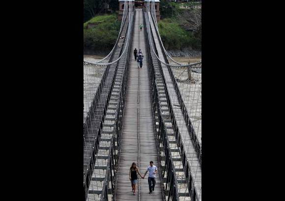 Jaime P&#233;rez - Pese a restricciones tras ca&#237;da de dos personas, los turistas siguen caminando sobre Puente de Occidente.