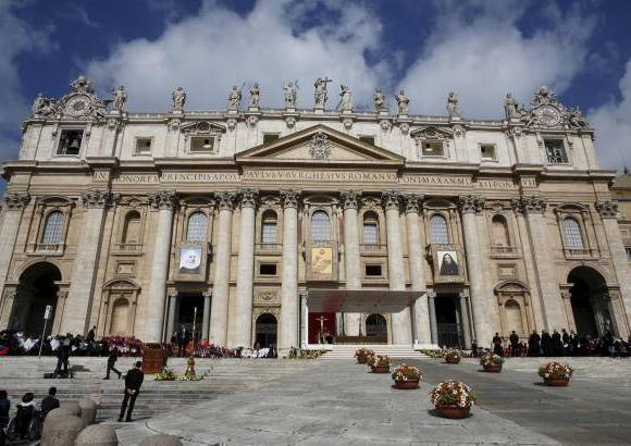 Reuters - Los retratos de los santos proclamados se colgaron de la fachada de la Bas&#237;lica de San Pedro.