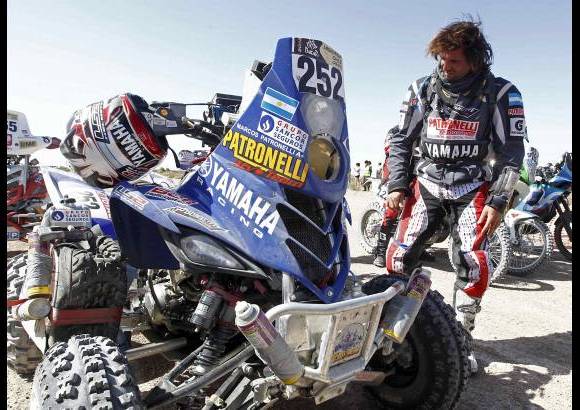 Reuters - El argentino Marcos Patronelli revisaba su moto antes del comienzo de la etapa. Es uno de los favoritos en cuatrimotos.