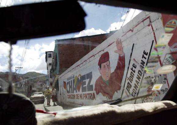 ap - Los seguidores del presidente de Venezuela, Hugo Chávez, esperan que el Jefe de Estado se recupere del cáncer que padece y por el cual se encuentra en La Habana, Cuba. Caracas está inundada de mensajes de apoyo al líder del país bolivariano.