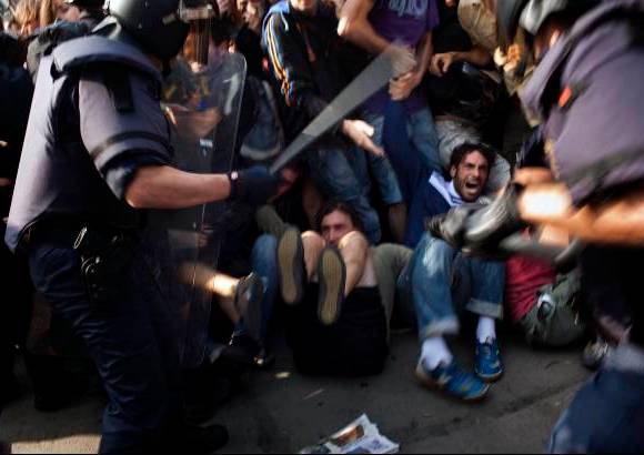 AP - Algunos de los jóvenes concentrados pincharon las ruedas de los camiones de limpieza para impedir que abandonaran el lugar con los utensilios que han ido acumulando durante estos días de protesta, momento en que los agentes cargaron contra ellos.