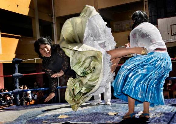 AP - Daniele Tamagni, de Italia, gan&#243; en la categor&#237;a Arte y entretenimiento, con una imagen de lucha libre en Bolivia entre las cholitas Carmen Rosa y Julia La Pace&#241;a.