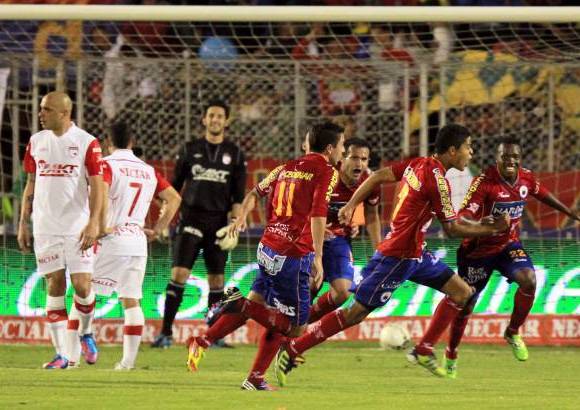 Colprensa - Con goles de Kevin Rendón para Pasto y Julián Quiñones para Santa Fe, el primer partido de la final de fútbol colombiano terminó igualado 1-1. Todo se define el domingo en Bogotá.