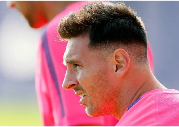 Reuters - El retorno de Lionel Messi a los entrenamientos del Barcelona, tras agotar sus vacaciones, despertó la curiosidad entre los seguidores del jugador en las redes sociales sobre todo por el nuevo look que luce el futbolista argentino.