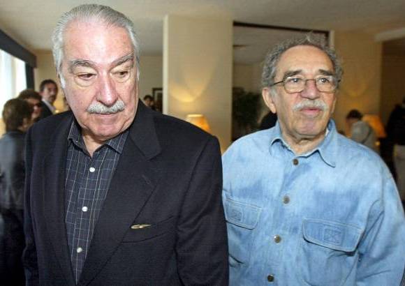ARCHIVO - El novelista, ensayista y poeta colombiano es considerado uno de los mejores escritores hispanoamericanos contempor&#225;neos.
