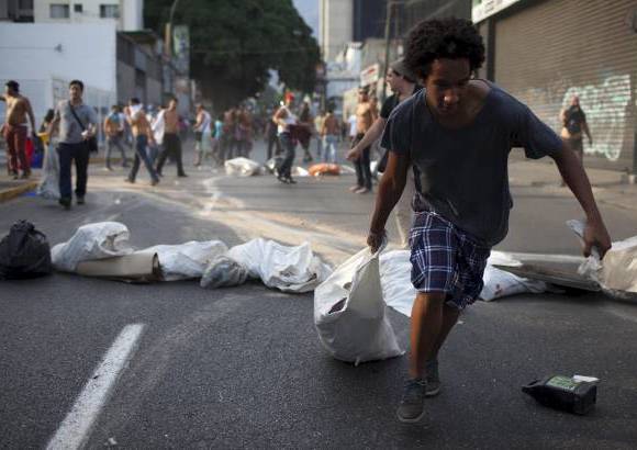 Federico Ríos Escobar - El jefe del comando estratégico de la fuerza armada, mayor general Wilmer Barrientos, llamó a la gente a no dejarse dominar por lo que llamó campañas "de guerra psicológica".