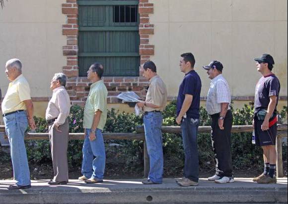 Juan Fernando Cano - En algunos lugares se presentaron filas para entrar a los sitios de votación.