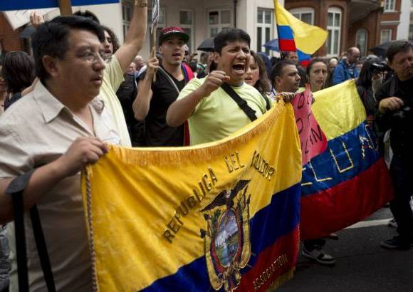 AP - El número de defensores de Assange aumentó hasta alrededor de 200 personas, entre ellos varias decenas de latinoamericanos.