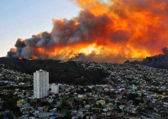 AFP - La ciudad de Valparaiso, Chile, sufre uno de los mayores incendios registrados desde 1953.