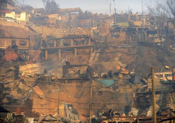 AFP - Bomberos, polic&#237;as uniformados y personal de la Corporaci&#243;n Forestal tratan de controlar el incendio.