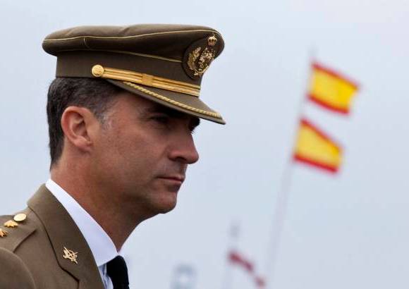 Reuters - La ceremonia se cumpli&#243; en el cuartel de la Isleta, en Gran Canaria. Al heredero de la corona se le vio muy afectado.