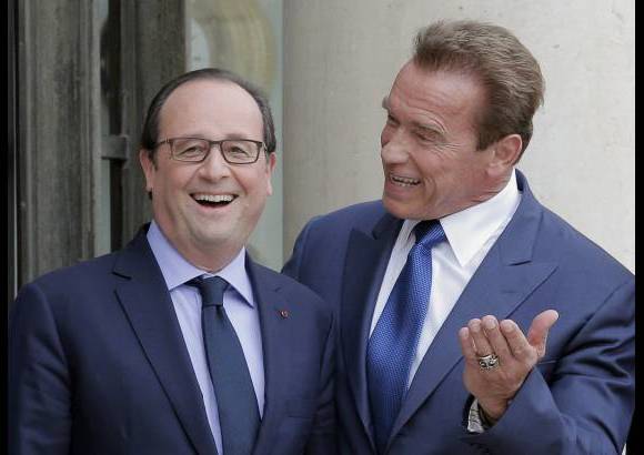 AP - Arnold Schwarzenegger bromea con el presidente franc&#233;s Francois Hollande antes de una reuni&#243;n en el Palacio del El&#237;seo en Par&#237;s.