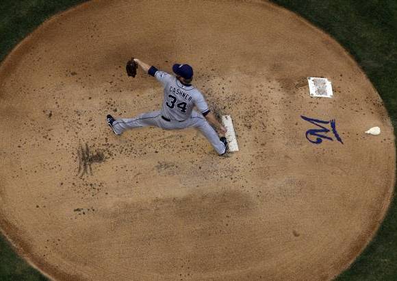 AP - El lanzador de los San Diego, Andrew Cashner, en pleno juego durante el primer inning contra los Cerveceros de Milwaukee.