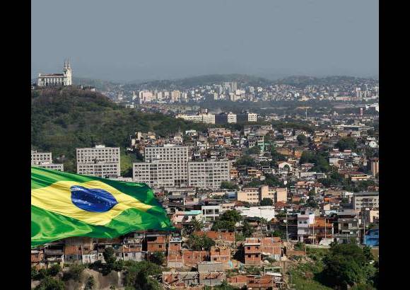 Reuters - Con casi 200 millones de habitantes, Brasil es un pa&#237;s lleno de contrastes y su infraestructura no escapa a esa realidad, lugares construidos con todas las normas de seguridad y otros levantados de manera deficiente y riesgosa.