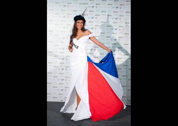 Reuters - Miss Francia, Malika Menard, luci&#243; un vestido inspirado en la Torre Eiffel.