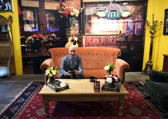 AFP - Central Perk abri&#243; sus puertas y Michael Tyler, quien interpret&#243; a Gunther, el due&#241;o del caf&#233; y har&#225; apariciones espor&#225;dicas en el lugar.