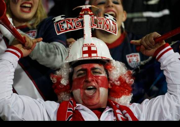 AP - La alegr&#237;a de un hincha ingl&#233;s.