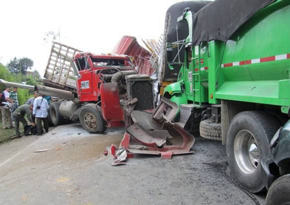 Guillermo Benav&#237;dez - Una persona muerta y cuatro m&#225;s heridas dej&#243; el accidente de tr&#225;nsito causado por una tractomula, al parecer, sin frenos, en el Alto de Minas.