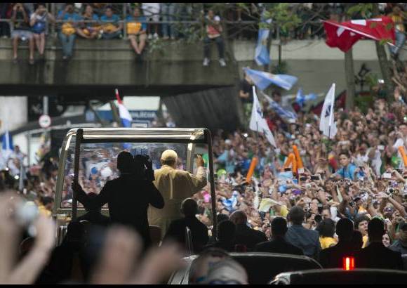 AP - El Papa Francisco recorre las calles de Río de Janeiro en su papa móvil.