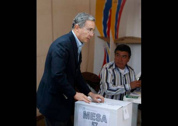 Reuters - El presidente Uribe vot� en la mesa 57.