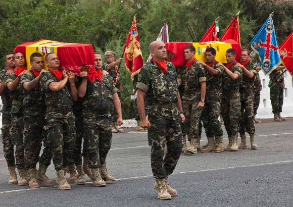 Reuters - Los restos mortales de los dos militares fueron trasladados el lunes desde Afganist&#225;n a las Islas Canarias donde tiene su base el Regimiento de Infanter&#237;a Soria n&#250;mero 9 al que pertenec&#237;an.