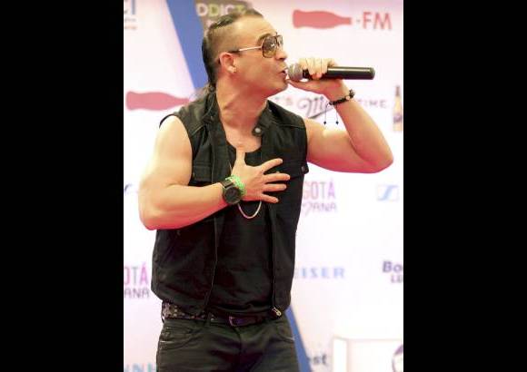 COLPRENSA - La revelaci&#243;n de la noche, el antioque&#241;o Wolfine, enloqueci&#243; al p&#250;blico con una de las canciones m&#225;s importantes del momento en el g&#233;nero del �reggaeton&#39;: Esc&#225;pate conmigo, la cual le vali&#243; dos galardones como Mejor nuevo artista o agrupaci&#243;n, as&#237; como en la categor&#237;a urbana.