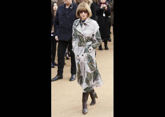 Reuters - Cooper, estuvo acompa&#241;ado en el desfile por la directora de Vogue Estados Unidos y gur&#250; de nuevas tendencias, Anna Wintour.