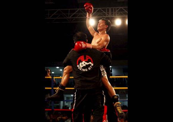 Manuel Saldarriaga - El filipino Sabillo celebró con su entrenador y su preparador. Solo vineron tres.