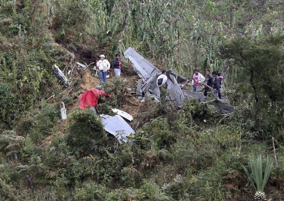 Manuel Saldarriaga, enviado especial - Ind&#237;genas llegan hasta Loma Verde, Jambal&#243;. Los bomberos del municipio rescataron el cad&#225;ver del otro piloto que estaba atrapado entre los restos.